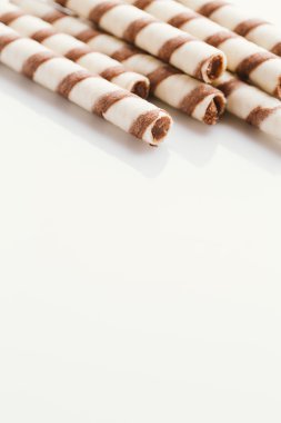 üzerinde bir ışık ayna arka plan doldurarak fıstıklı rulo gofret