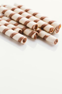 üzerinde bir ışık ayna arka plan doldurarak fıstıklı rulo gofret