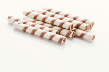 üzerinde bir ışık ayna arka plan doldurarak fıstıklı rulo gofret