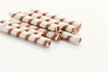 üzerinde bir ışık ayna arka plan doldurarak fıstıklı rulo gofret