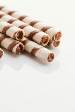 üzerinde bir ışık ayna arka plan doldurarak fıstıklı rulo gofret