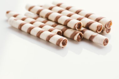 üzerinde bir ışık ayna arka plan doldurarak fıstıklı rulo gofret