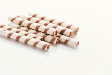 üzerinde bir ışık ayna arka plan doldurarak fıstıklı rulo gofret