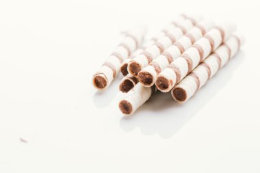 üzerinde bir ışık ayna arka plan doldurarak fıstıklı rulo gofret