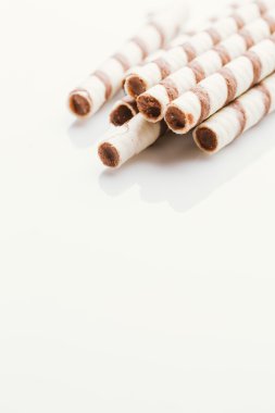 üzerinde bir ışık ayna arka plan doldurarak fıstıklı rulo gofret