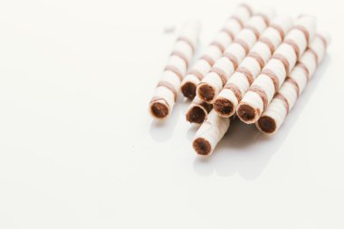 üzerinde bir ışık ayna arka plan doldurarak fıstıklı rulo gofret