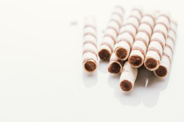 üzerinde bir ışık ayna arka plan doldurarak fıstıklı rulo gofret