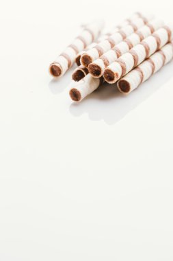 üzerinde bir ışık ayna arka plan doldurarak fıstıklı rulo gofret