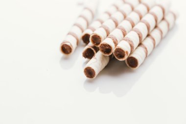 üzerinde bir ışık ayna arka plan doldurarak fıstıklı rulo gofret