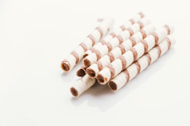 üzerinde bir ışık ayna arka plan doldurarak fıstıklı rulo gofret