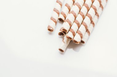 üzerinde bir ışık ayna arka plan doldurarak fıstıklı rulo gofret