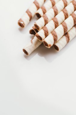 üzerinde bir ışık ayna arka plan doldurarak fıstıklı rulo gofret