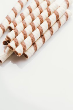 üzerinde bir ışık ayna arka plan doldurarak fıstıklı rulo gofret