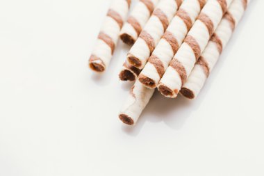 üzerinde bir ışık ayna arka plan doldurarak fıstıklı rulo gofret