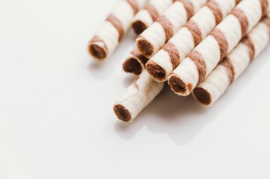 üzerinde bir ışık ayna arka plan doldurarak fıstıklı rulo gofret