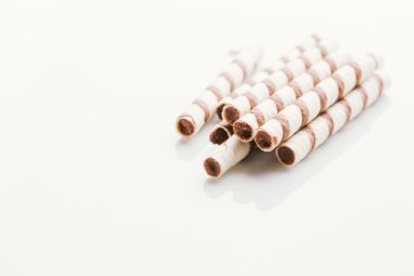 üzerinde bir ışık ayna arka plan doldurarak fıstıklı rulo gofret