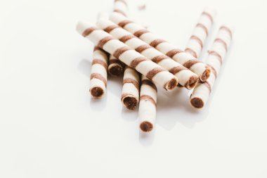 üzerinde bir ışık ayna arka plan doldurarak fıstıklı rulo gofret