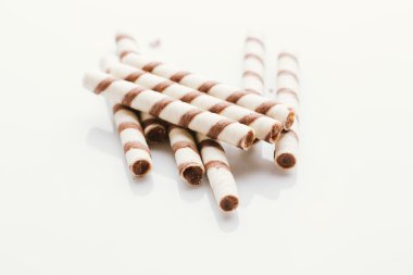 üzerinde bir ışık ayna arka plan doldurarak fıstıklı rulo gofret