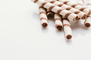 üzerinde bir ışık ayna arka plan doldurarak fıstıklı rulo gofret