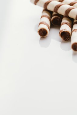 üzerinde bir ışık ayna arka plan doldurarak fıstıklı rulo gofret