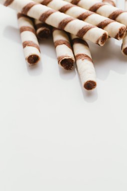 üzerinde bir ışık ayna arka plan doldurarak fıstıklı rulo gofret