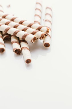 üzerinde bir ışık ayna arka plan doldurarak fıstıklı rulo gofret