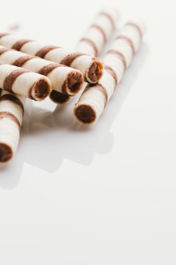 üzerinde bir ışık ayna arka plan doldurarak fıstıklı rulo gofret