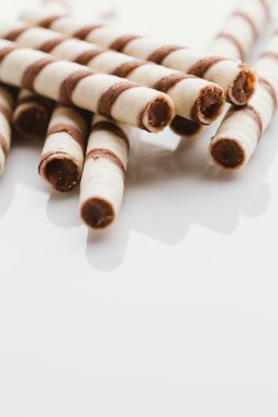 üzerinde bir ışık ayna arka plan doldurarak fıstıklı rulo gofret