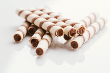 üzerinde bir ışık ayna arka plan doldurarak fıstıklı rulo gofret