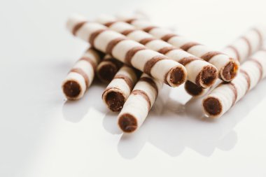 üzerinde bir ışık ayna arka plan doldurarak fıstıklı rulo gofret