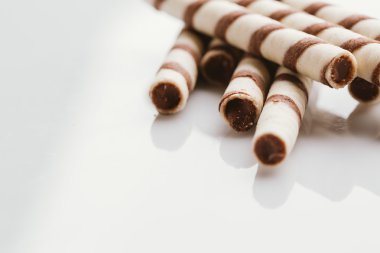 üzerinde bir ışık ayna arka plan doldurarak fıstıklı rulo gofret