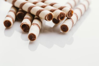 üzerinde bir ışık ayna arka plan doldurarak fıstıklı rulo gofret