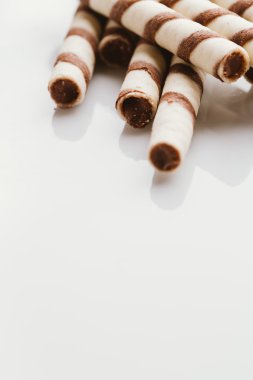 üzerinde bir ışık ayna arka plan doldurarak fıstıklı rulo gofret