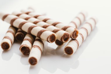 üzerinde bir ışık ayna arka plan doldurarak fıstıklı rulo gofret