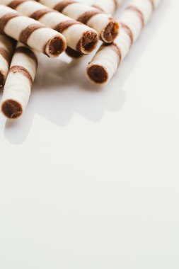 üzerinde bir ışık ayna arka plan doldurarak fıstıklı rulo gofret