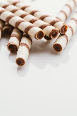 üzerinde bir ışık ayna arka plan doldurarak fıstıklı rulo gofret