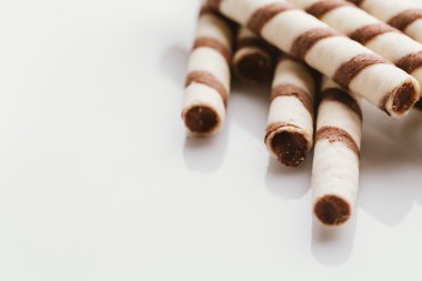 üzerinde bir ışık ayna arka plan doldurarak fıstıklı rulo gofret