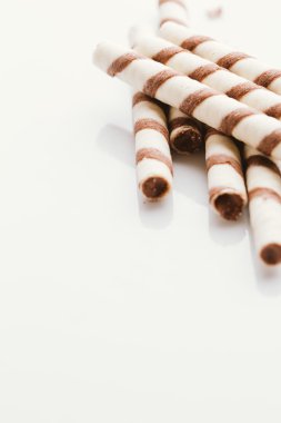 üzerinde bir ışık ayna arka plan doldurarak fıstıklı rulo gofret