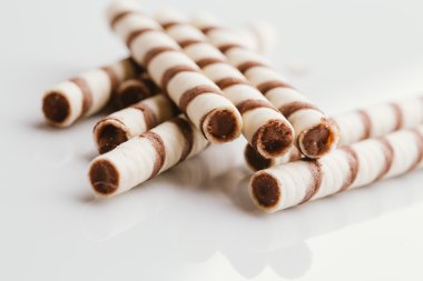 üzerinde bir ışık ayna arka plan doldurarak fıstıklı rulo gofret