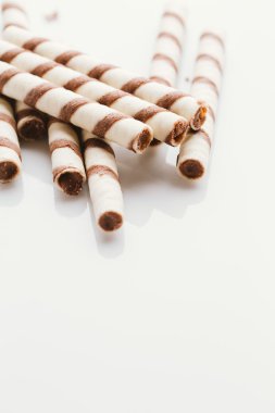 üzerinde bir ışık ayna arka plan doldurarak fıstıklı rulo gofret