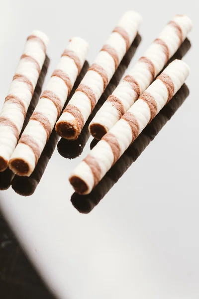 Rollos de oblea con relleno de tuercas sobre un fondo espejado — Foto de Stock