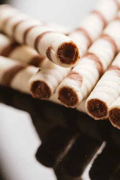 Yansıtılmış bir arka plan üzerinde doldurma fıstıklı Rulo Gofret