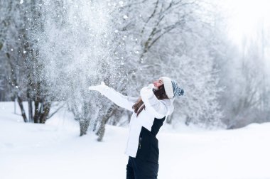 Kış parkında kar yağıyordu. Taze karla kaplıydı. Soğuk havanın tadını çıkarıyordu.