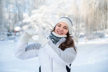 Kış parkına kar atan neşeli kadın, eğlence, özgürlük ve açık hava yaşam tarzı kavramı