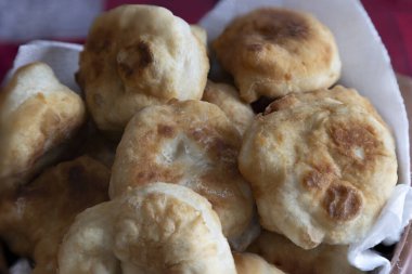 Tabaktaki bannok yığını