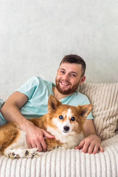 Власник Лежить Ліжку Своїм Імбирним Собакою Вертикальне Фото — стокове фото