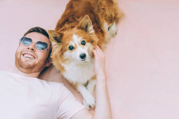 Jovem Com Cachorro Vermelho Abraço Fundo Rosa Homem Óculos Sol — Fotografia de Stock