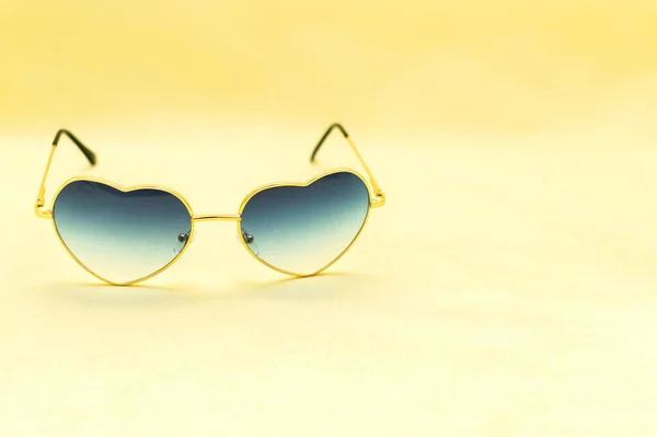Okulary Przeciwsłoneczne Kształcie Serca Żółtym Tle — Zdjęcie stockowe