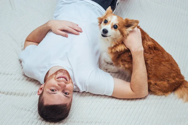 Jovem Bonitão Encontra Abraço Com Cão Gengibre — Fotografia de Stock