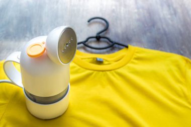 Buharlı giysi ve tişörtü kapatın. Kavram